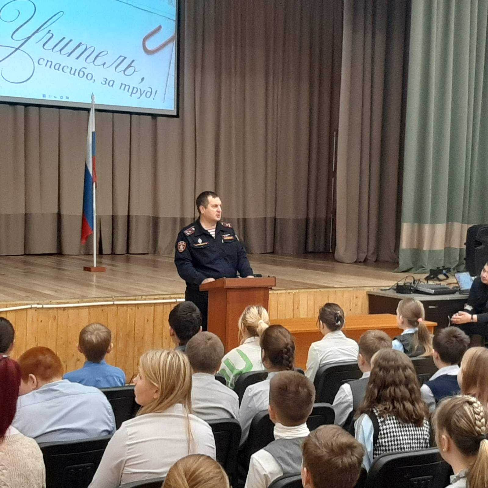 Полковник Н.Н. Мерзляков выступает перед учениками 5-х классов.